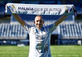 David Ferreiro posa sonriente como nuevo jugador del Málaga.