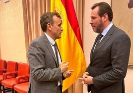 El diputado malagueño Nacho López conversa con el ministro Óscar Puente.