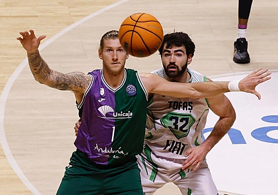 Osetkowski protege el balón ante Maye.