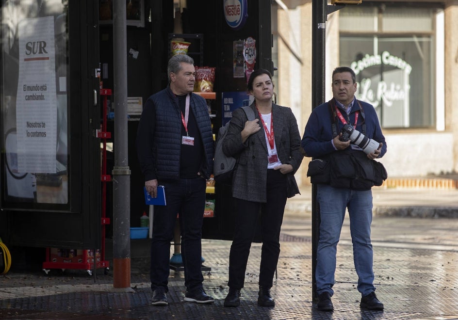 Francisco Griñán, Ana Barreales y Salvador Salas, esperando a que digan «acción».