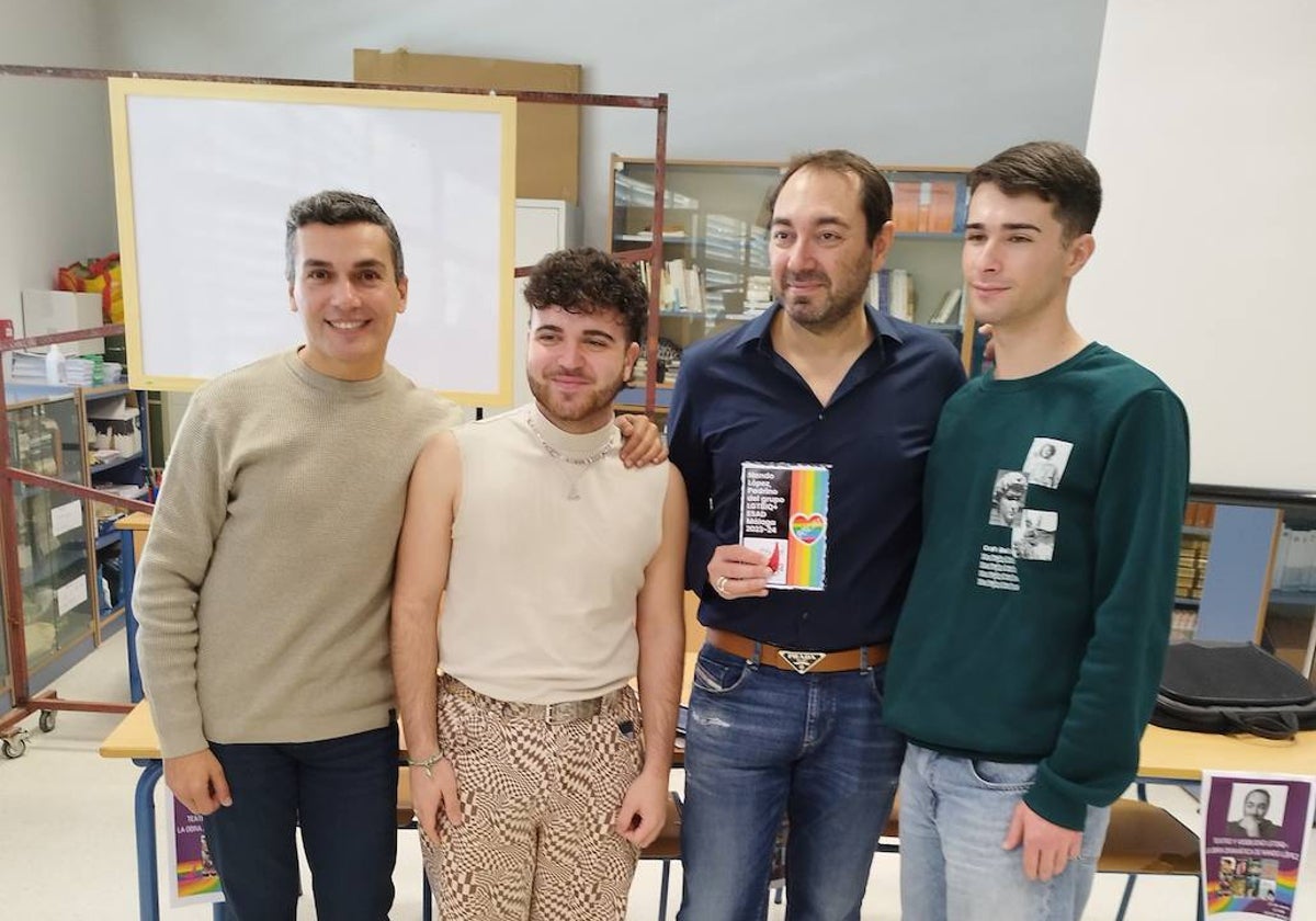 El dramaturgo Nando López; junto al director de la ESAD, Francis Sánchez, y a dos alumnos del Grupo LGTBI.