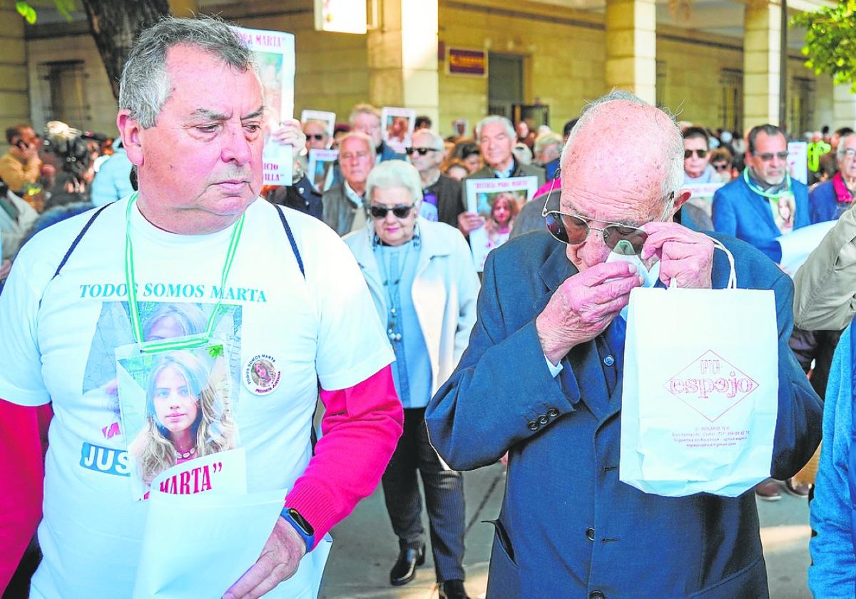 El abuelo de Marta del Castillo, José Antonio Casanueva (en el centro), durante la concentración.