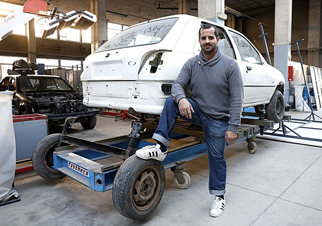 Miguel Merino, en los talleres del Ave María, donde estudió Automoción.