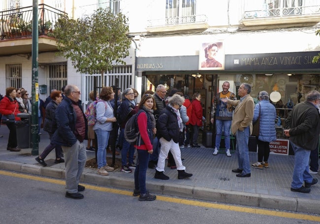 Una foto antigua de la abuela de José preside la entrada de la tienda.