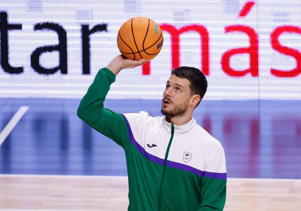 Jonathan Barreiro lanza a canasta antes del partido entre el Unicaja-Tofas.