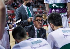 Katsikaris, durante un tiempo muerto en su etapa en el Unicaja.