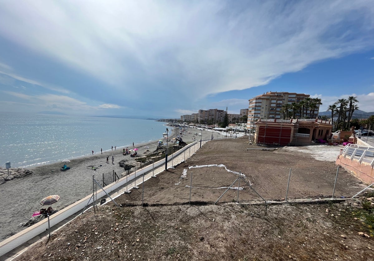 Imagen de la torroxeña playa de Ferrara desde el Mirador del Mediterráneo.