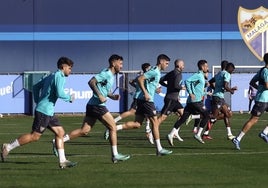 Los jugadores del Málaga, durante un entrenamiento de la semana en el Anexo.