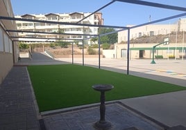 Vista del patio del centro educativo, con una fuente en primer plano.