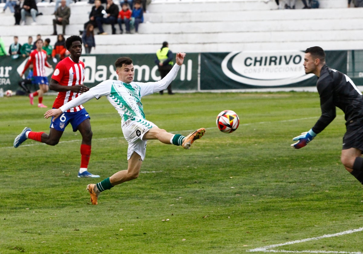 Luismi Redondo se convierte en el faro de calidad del Antequera tras la salida de Loren Burón.