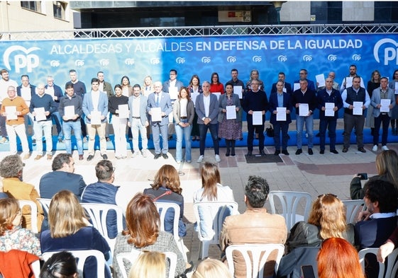 Los alcaldes populares de la provincia junto a los dirigentes del partido esta mañana.