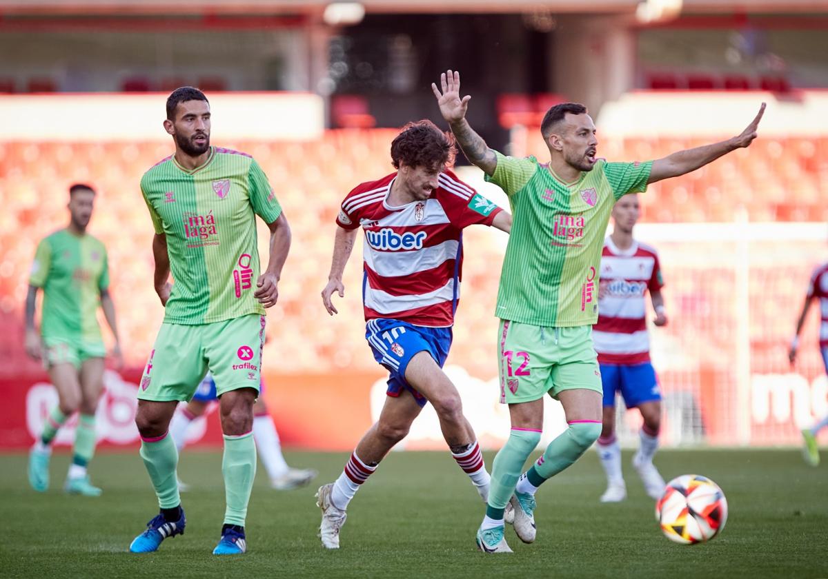 El jugador del Málaga, Manu Molina, a la derecha de la imagen durante el partido contra el Recreativo Granada.