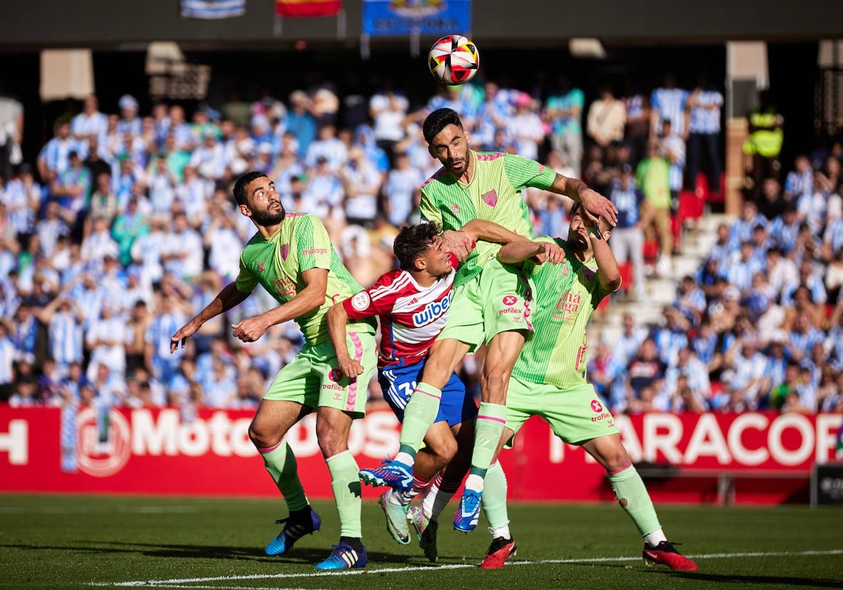 Juande pugna para sacar el balón de cabeza en Los Cármenes.