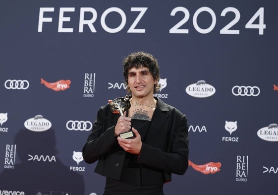 La Dani posando con su Premio Feroz.