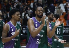 Los jugadores del Unicaja celebran la victoria en Valencia.
