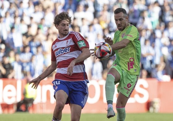 Manu Molina (derecha), en una pugna con Carlos Pérez.