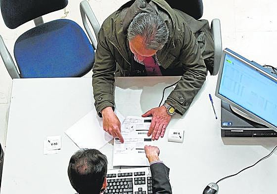 Interior de una oficina de Hacienda.