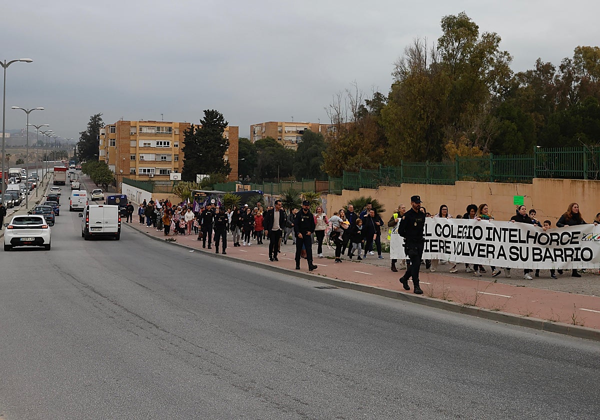 Concentración de familias, escolares y profesores a las puertas del colegio, en la mañana de este lunes.