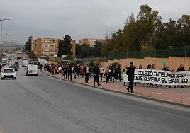 Concentración de familias, escolares y profesores a las puertas del colegio, en la mañana de este lunes.