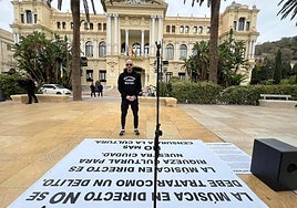 Mario Salazar, esta mañana a las puertas del Ayuntamiento en el inicio de su huelga de hambre.