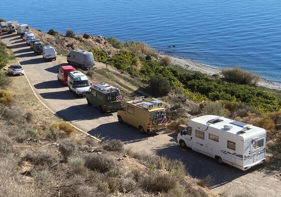 Autocaravas y furgonetas estacionadas en las inmediaciones del paraje natural de Maro-Cerro Gordo.