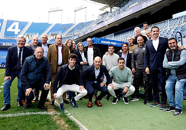 De izquierda a derecha, Hernández Navarrete, Pérez Frías, Lorenzo Rico, sus hijos Joaquín y Natalia, su esposa Ana, Juan Carlos Añón, Contreras, Delos Santos, Gerardo, Roteta, Bravo, Juanito, Ruiz Guerra, Sánchez Broto y Zambrana, y abajo, Souvirón, su nieto Roberto, Movilla e Iznata.