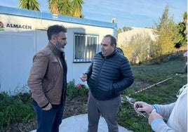 El diputado de Seguridad y Emergencias, Luis Rodríguez; junto al alcalde de Pizarra, Félix Lozano en el nuevo almacén.