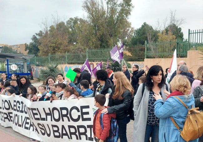 Concentración de los padres en el Colegio Intelhorce, a la que han asistido miembros del PSOE y Con Málaga.