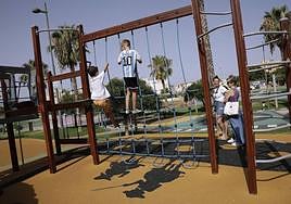 Un grupo de niños jugando en un parque del distrito de Teatinos, formado sobre todo por parejas jóvenes.