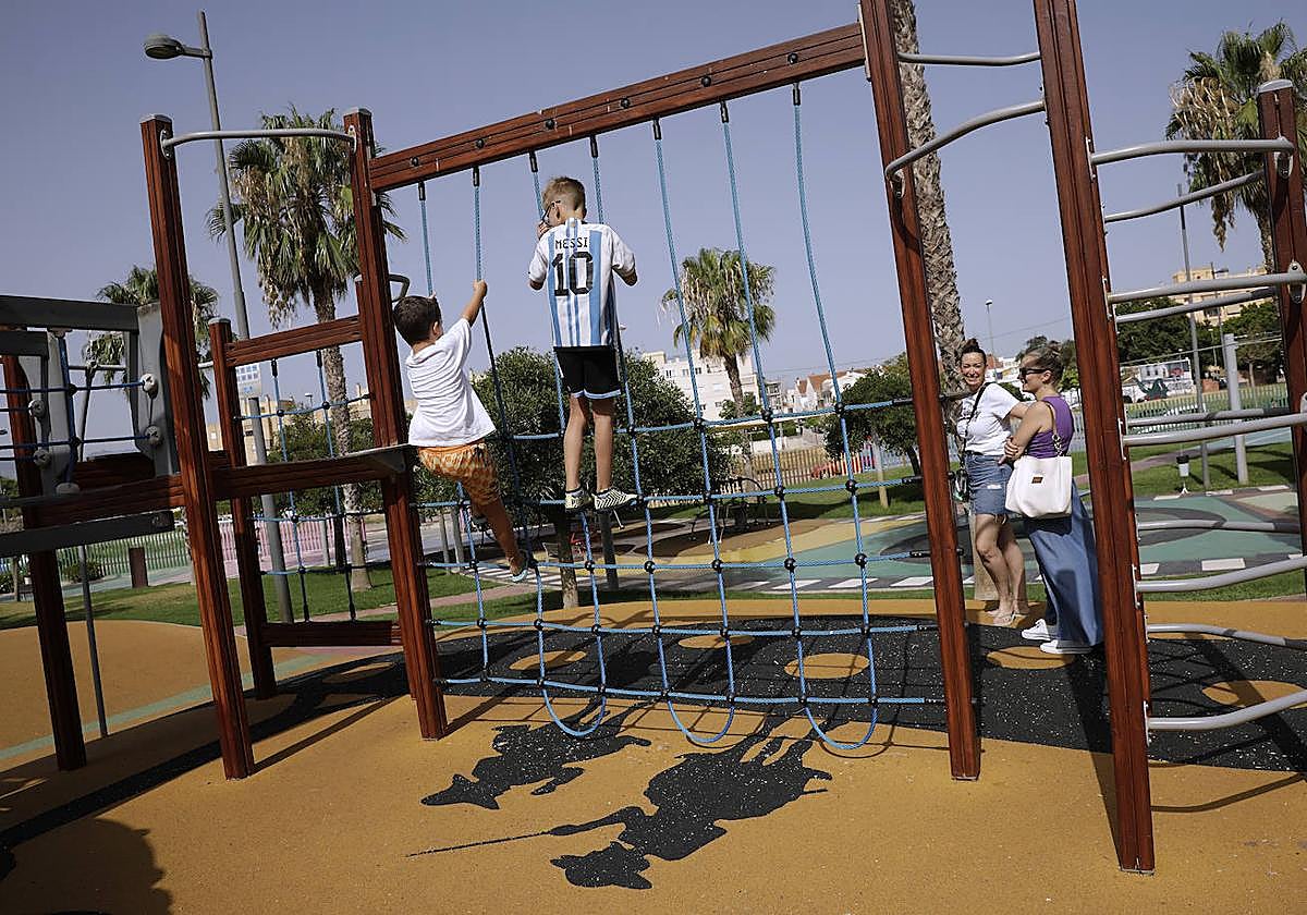 Un grupo de niños jugando en un parque del distrito de Teatinos, formado sobre todo por parejas jóvenes.