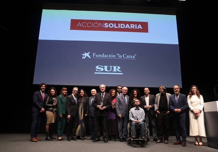 Premiados de la noche, representantes institucionales y parte del equipo de SUR, Fundación 'la Caixa' y CaixaBank, anoche en la gala celebrada en el auditorio del Museo Picasso.