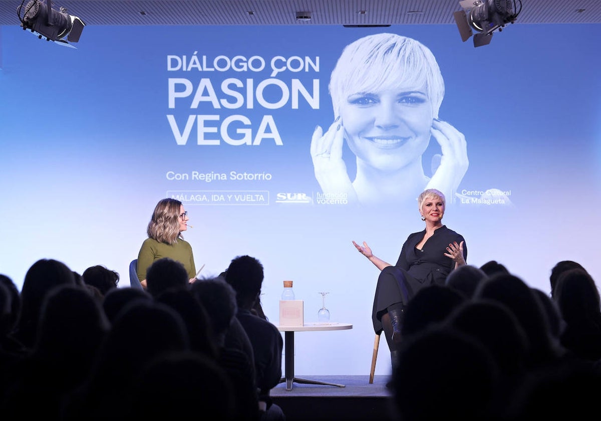 Regina Sotorrío y Pasión Vega, ayer ante la sala del CC La Malagueta llena para la cita de este ciclo.