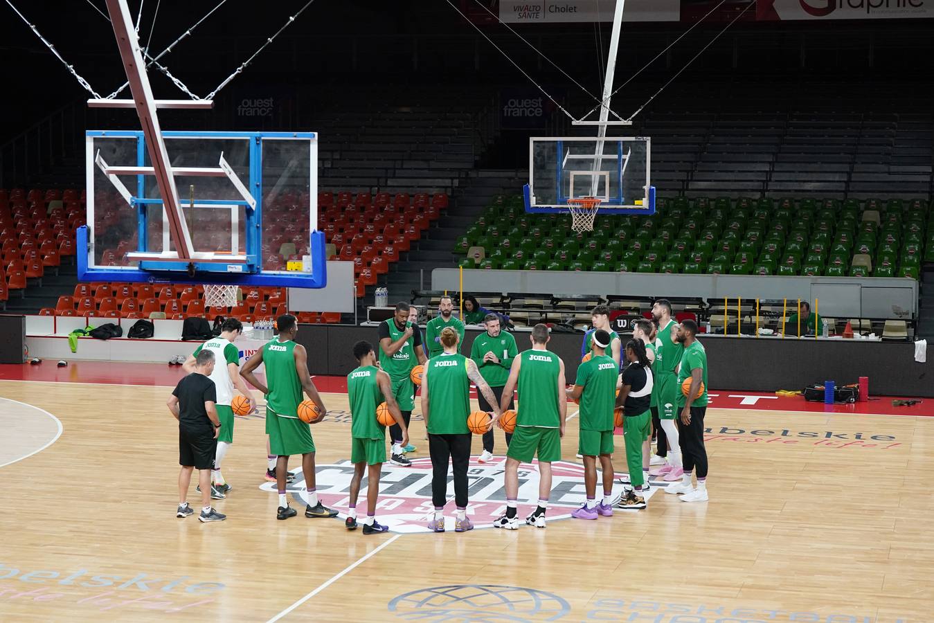 El Unicaja se entrena en la casa del Cholet