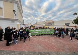 Progenitores y docentes del centro educativo de Nerja, este martes en la protesta.