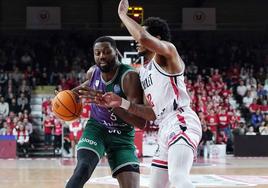 Ejim trata de avanzar ante la defensa de Randall.