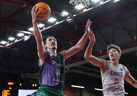 Djedovic, el mejor del Unicaja, penetra a canasta con la mano izquierda ante Salaun.