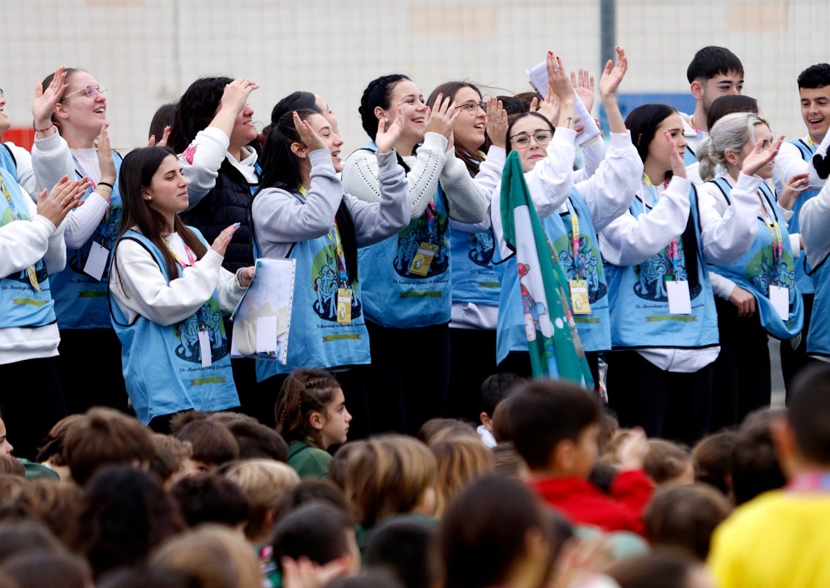 Imagen secundaria 1 - Escolares, con banderas de sus colegios y las que han pintado de todos los países. Alumnos del ciclo de Animación Socio-Cultural del IES Ben Gabirol colaboraron en la actividad.