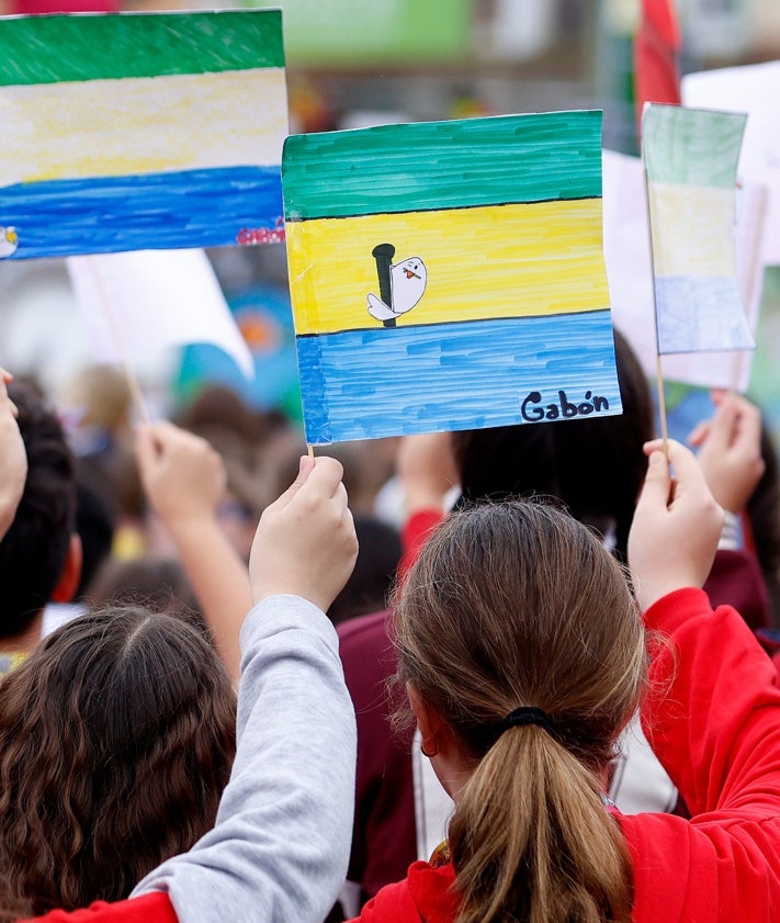 Imagen secundaria 2 - Escolares, con banderas de sus colegios y las que han pintado de todos los países. Alumnos del ciclo de Animación Socio-Cultural del IES Ben Gabirol colaboraron en la actividad.