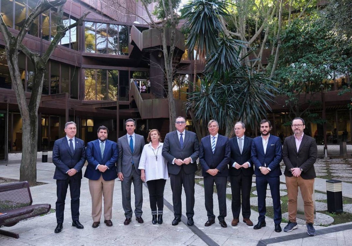 Foto de familia tras el encuentro mantenido con representantes del sector.