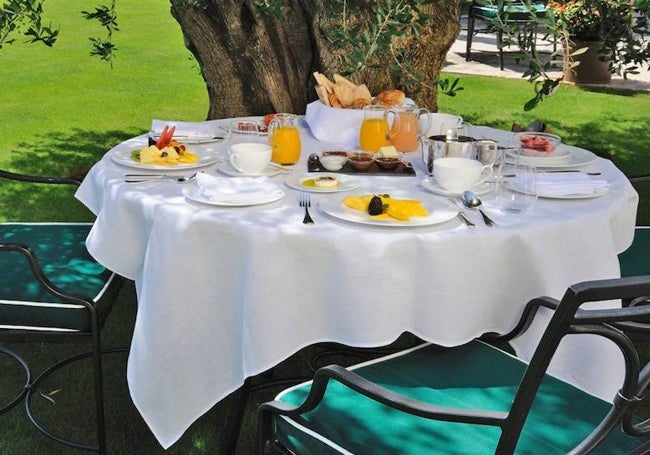 Desayuno en el jardín de Finca Cortesin.