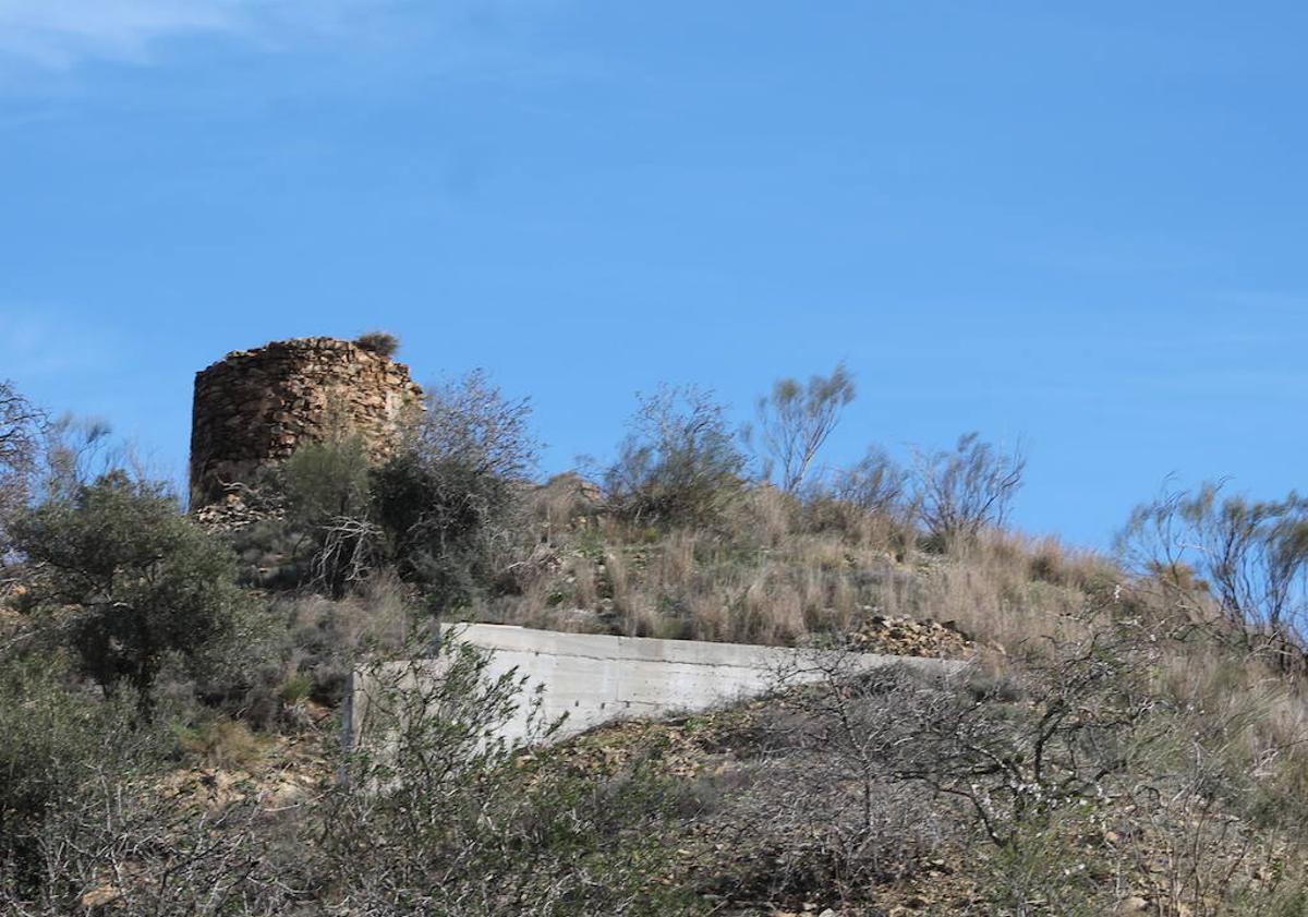 Imagen principal - La atalaya se encuentra sobre un cerro situado en propiedad privada. Abajo, vista panorámica desde la torre de los Verdiales. La ruta de senderismo que une a Puerto de la Torre con Ciudad Jardín pasa a los pies de la atalaya.