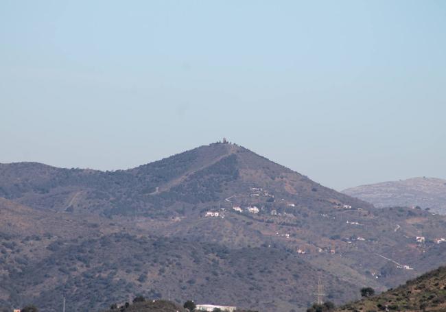 Desde la torre de los Verdiales se conecta visualmente con la de Zambra, en Casabermeja.