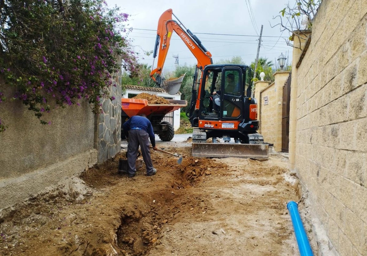 La obra para sustituir la red de abastecimiento en una de las calles de Alhaurín el Grande.