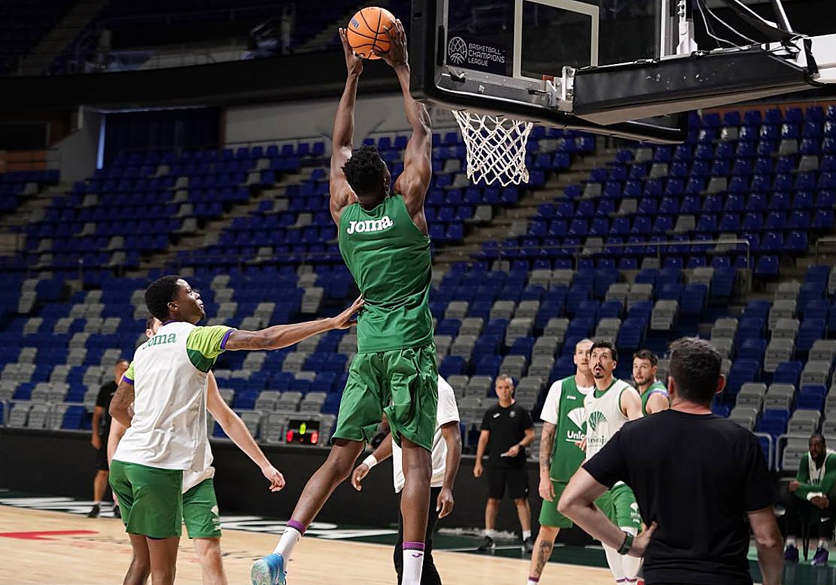 El Unicaja, durante un entrenamiento en el Carpena.