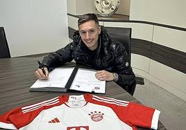 Bryan Zaragoza, cuando firmó su contrato con el Bayern de Múnich.