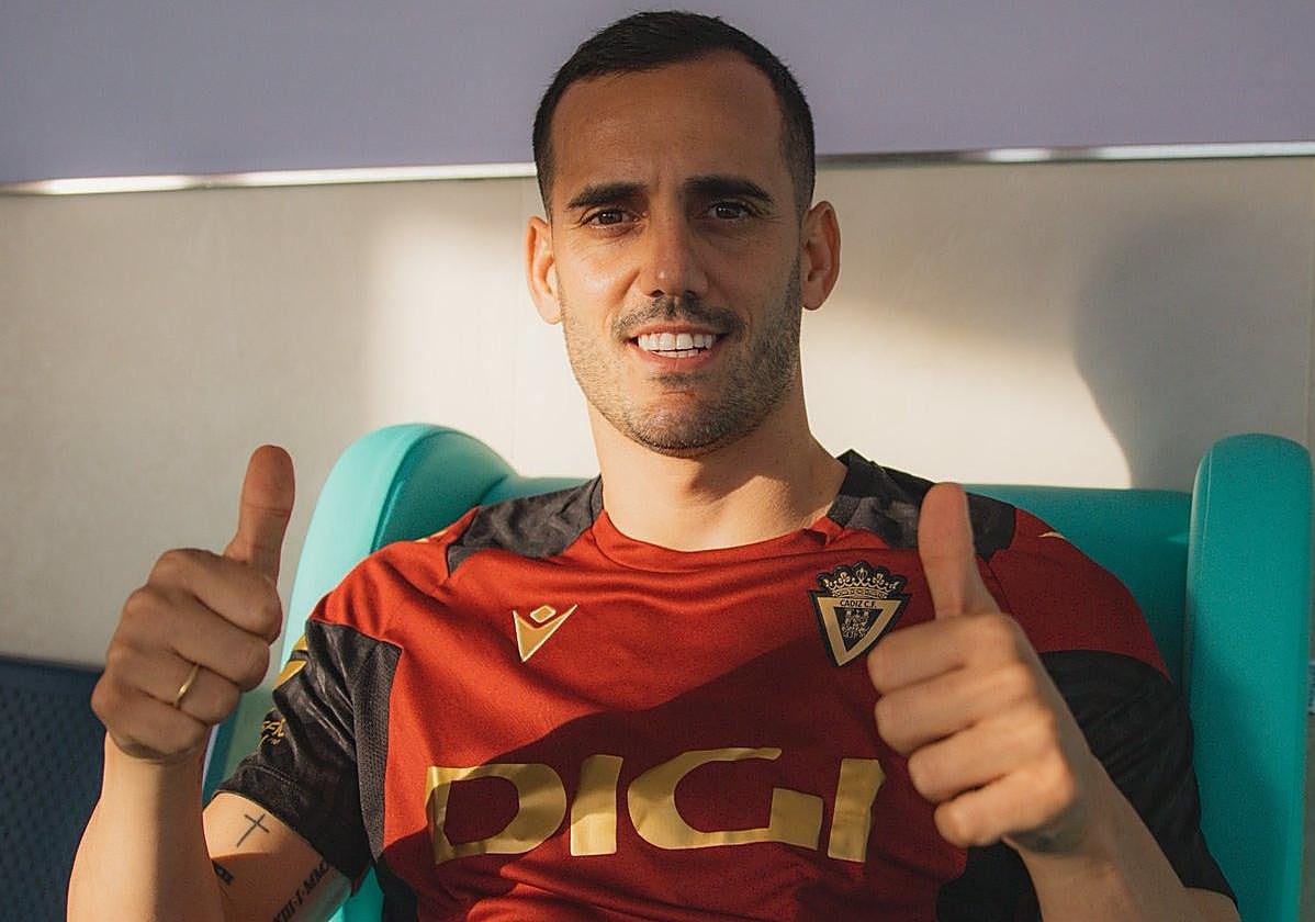 Juanmi posa como nuevo jugador del Cádiz.