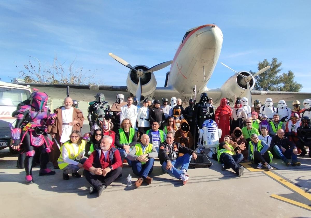 Imagen principal - Distintos momentos de la jornada solidaria en el Aeromuseo