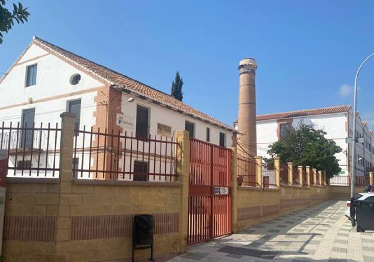 Fachada principal del IES El Chaparil de Nerja.