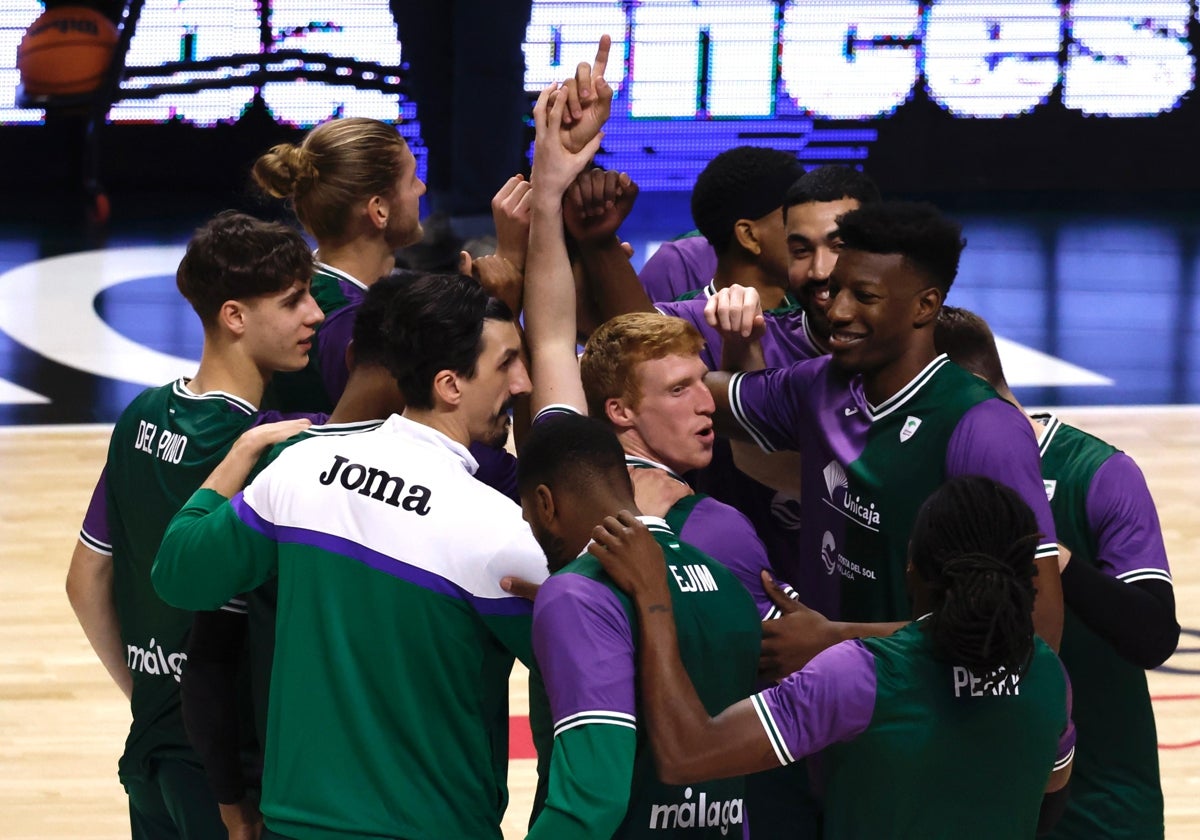 Los jugadores del Unicaja hacen piña antes de un partido de la Champions.