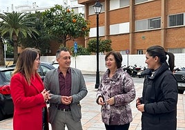Concejales del PSOE a las puertas del IES Santiago Ramón y Cajal.